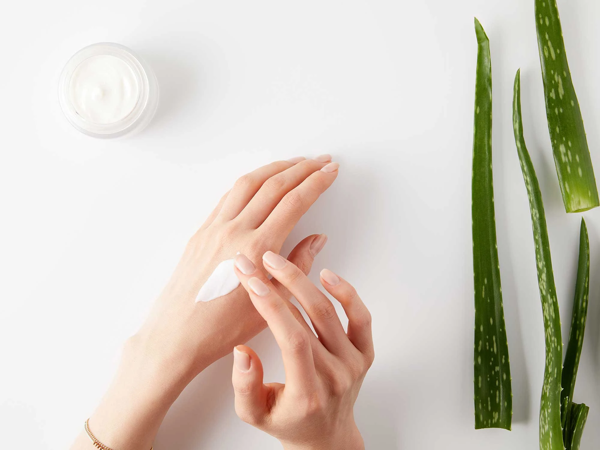 Jak zadbać o skórę dłoni poddawanej częstej dezynfekcji?
