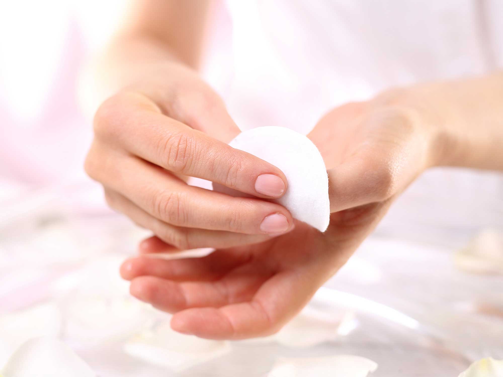 Szkodliwe działanie acetonu w zabiegach manicure i alternatywna metoda