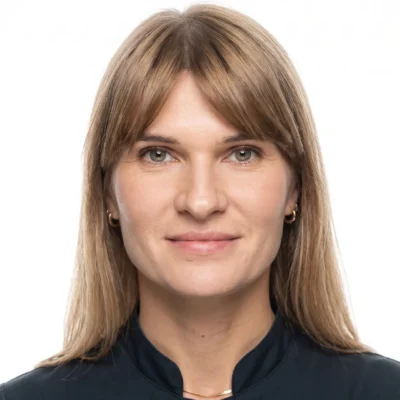 Portret młodej kobiety z blond włosami