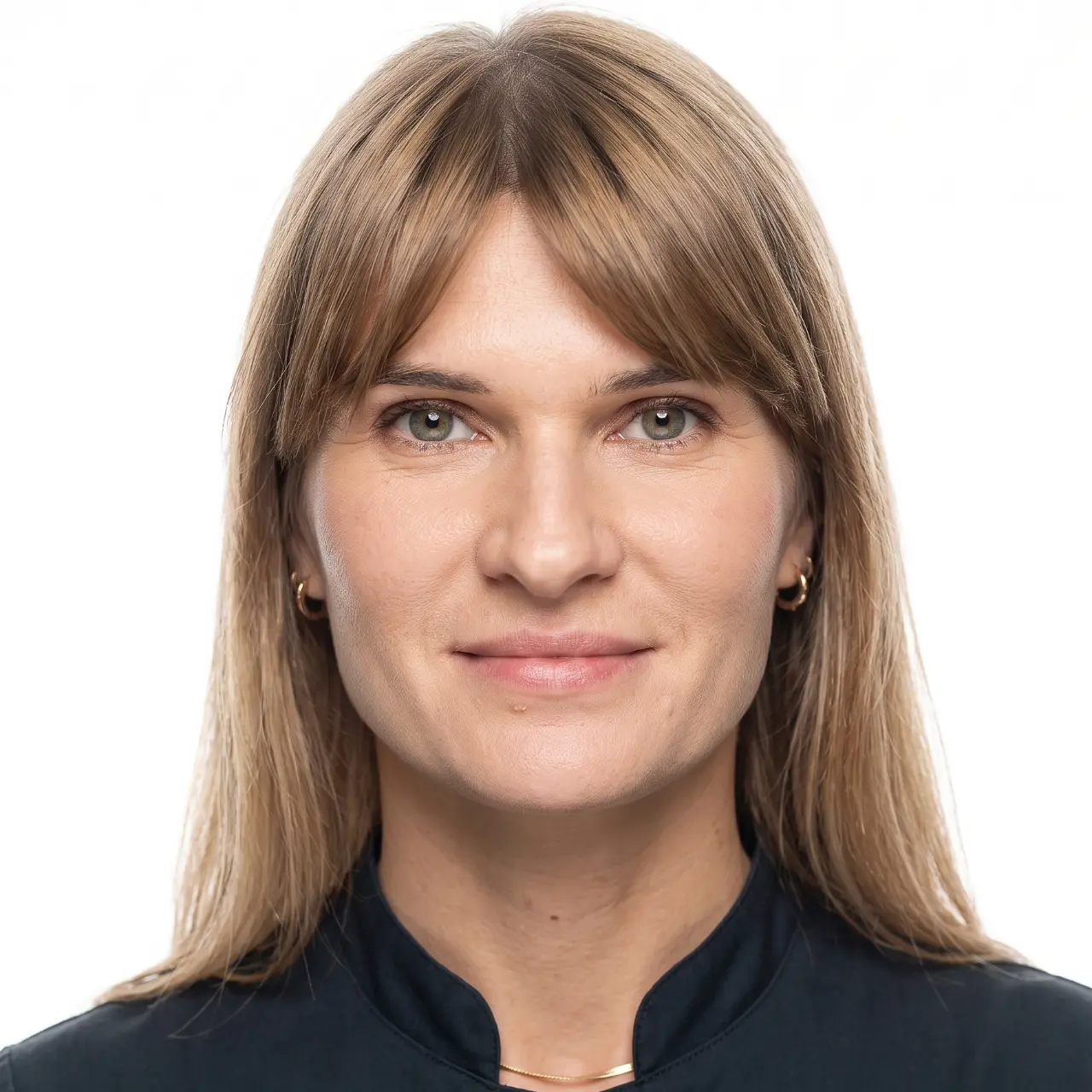 Portret młodej kobiety z blond włosami